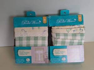 lot 58 image: (2) THE PIONEER WOMAN SWEET SPRIGS SMALL WINDOW CURTAIN SET