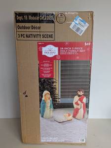 lot 114 image: HOLIDAY TIME 3PC. NATIVITY SCENE