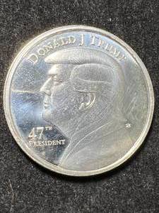lot 58 image: 1 TROY OZ .999 FINE SILVER DONALD TRUMP ROUND