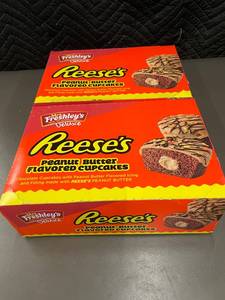 lot 418 image: ME 4 - Mrs. Freshleys Deluxe Reeses Peanut Butter Flavored Cupcakes - Bulk Lot