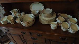 lot 2 image: Jewel Tea Autunm Leaf Vintage Dish Set
