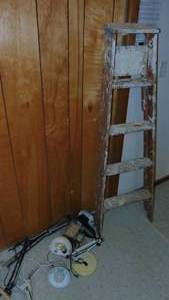lot 22 image: 5ft Wood Ladder and 5 Clip Lights