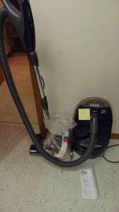 lot 47 image: Kenmore Vacuum Cleaner
