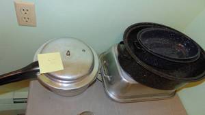 lot 60B image: Pressure Cooker and 3 Roasting Pans