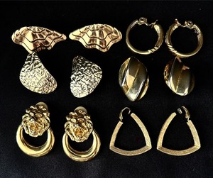 lot 52 image: Earrings
