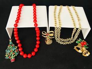 lot 55 image: K- Variety of Lovely Christmas Themed Vintage Jewelry Items