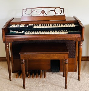 lot 20 image: Electronic Organ