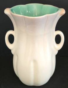 lot 63 image: Vintage Red Wing Vase  Red Wing 99 Vase