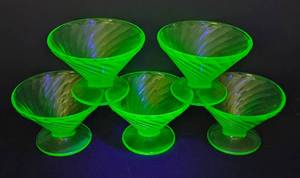 lot 75 image: Vintage Anchor Hocking Spiral Uranium Glass Desert Dish Set