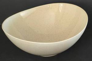 lot 76 image: Large Vintage Red Wing Serving Bowl