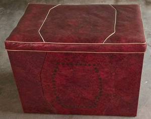 lot 132 image: Vintage Lewyt Cedarized Hinged Chest