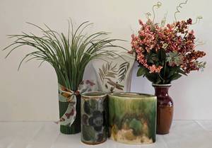 lot 141K image: Pretty Decorative Vase Collection