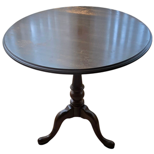 lot 152 image: Lovely Vintage Ethan Allen Pedestal Tip-Up Occasional Table