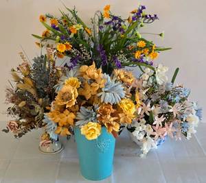 lot 170 image: Pretty Decorative Vases with Faux Foliage