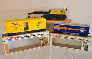 lot 185 image: Three  Lionel 0 & 027 Gauge Train Cars