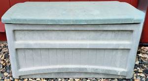 lot 209 image: Large Suncast Patio Box
