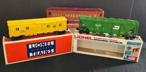 lot 215 image: Three Lionel Electric Train Cars
