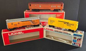 lot 227 image: Trio of Lionel Electric Train Cars including Lionel Model 6-9872 Pacific Fruit Express Reefer