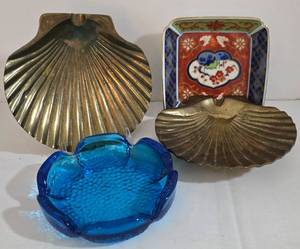 lot 262 image: Vintage Ashtrays & Moe