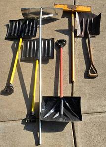 lot 288 image: Variety of Snow Shovels