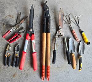 lot 287 image: Multiple Gardening Hand Tools
