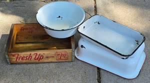 lot 301 image: Vintage Enamel Ware Plus 7-Up Crate