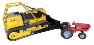 lot 16 image: Vintage Tonka T-9 Mighty Dozer and International Tractor Toy Vehicles