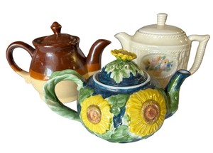 lot 52 image: Set of 3 Vintage Ceramic Teapots Assorted Designs