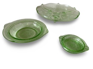 lot 104 image: Set of 3 Green Depression Glass Serving Dishes
