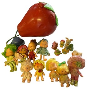 lot 45 image: Vintage Strawberry Shortcake Dolls Collection with Strawberry Carry Case and Toy Animals