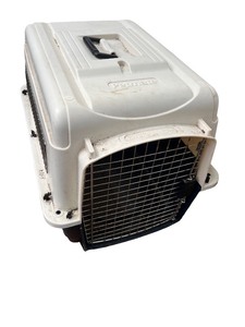 lot 165 image: Petmate Vari Kennel Ultra Fashion Medium Pet Carrier 28x20.5x21.5