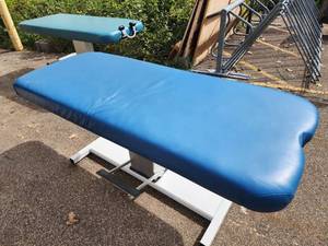 lot 7 image: Mechanical Massage Bed (584076)