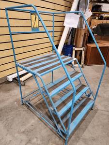 lot 9 image: Rolling Ladder Staircase (584085)
