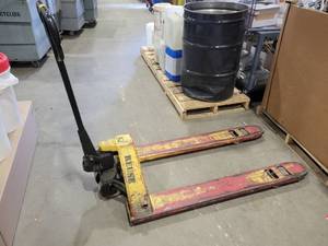 lot 12 image: Manual Pallet Jack (584089) Hydraulics Broken, Cannot Jack Up A Load