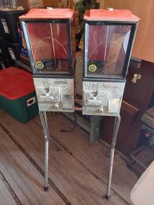 lot 3 image: Victor Coin-Operated Gumball Machines Will Need Keys