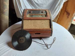 lot 76 image: Philco Vintage Radio with Built-in Record Player Untested