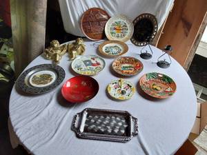 lot 80 image: Lot of Collectible Plates and Decor Items