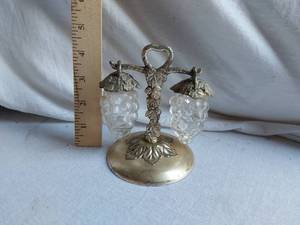 lot 88 image: Godinger () Grape Cluster Glass Salt and Pepper Shaker Set with Stand