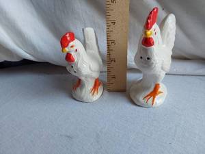 lot 91 image: Fair Japan Rooster Salt and Pepper Shakers