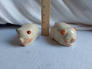 lot 100 image: Ceramic Pig Salt and Pepper Shakers