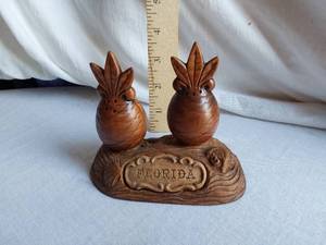 lot 106 image: Treasure Craft Florida Pineapple Salt and Pepper Shakers