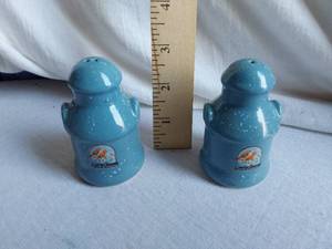 lot 107 image: North Carolina Ceramic Salt and Pepper Shakers