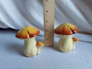 lot 111 image: Ceramic Mushroom Salt and Pepper Shaker Set Made in Japan