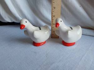 lot 113 image: Ceramic Goose Salt and Pepper Shakers Nashville Tennessee Souvenir