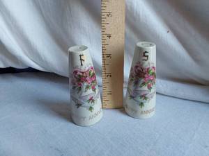 lot 121 image: Happy Anniversary Salt and Pepper Shakers