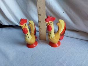 lot 124 image: 1960 Holt Howard Rooster Salt and Pepper Shakers