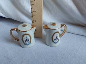 lot 126 image: Disneyland Salt and Pepper Shaker Set with Gold Trim