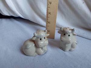 lot 127 image: Porcelain Cow Salt & Pepper Shaker Set