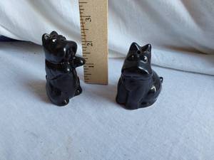 lot 130 image: Ceramic Dog Salt and Pepper Shakers