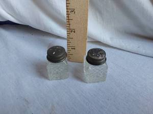 lot 133 image: Vintage Glass Salt and Pepper Shakers